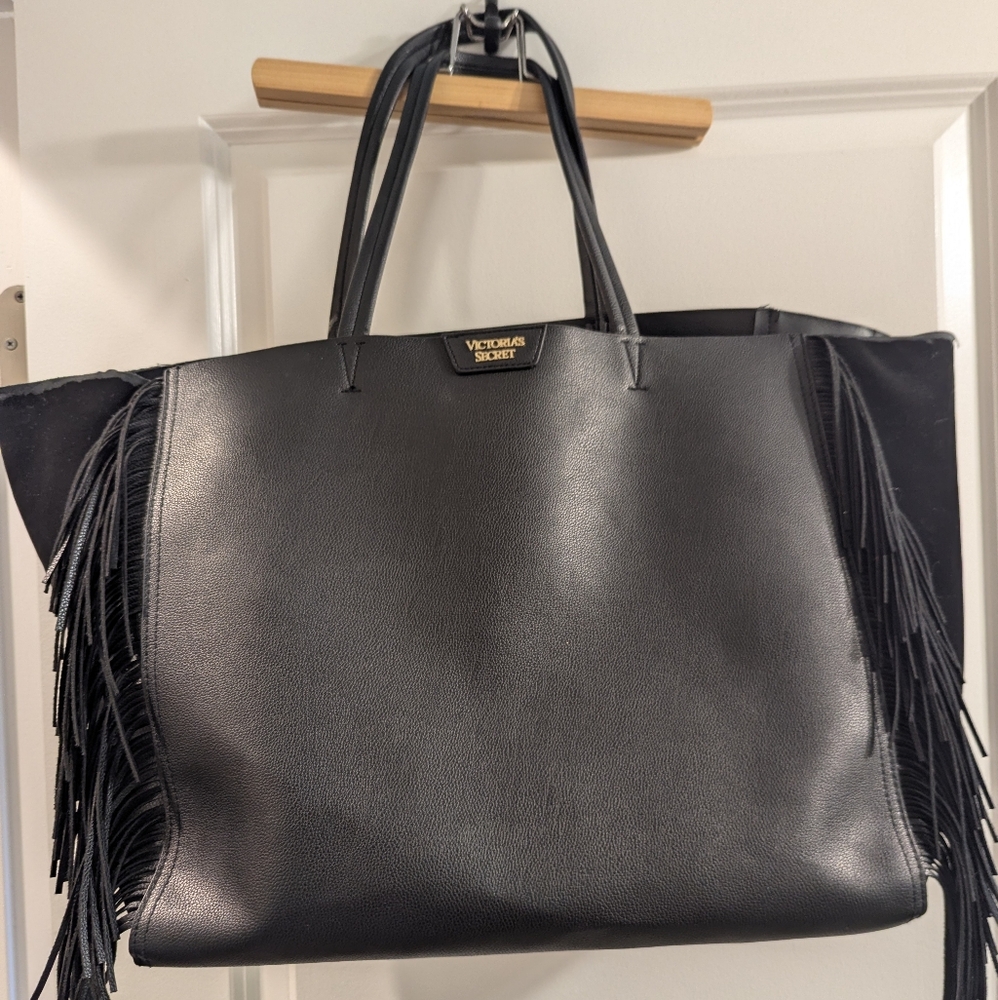 Victoria Secret: Tote bag in black with fringes.